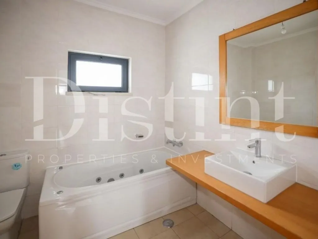 Salles de bain - Renovated Detached House with Garden in Almada