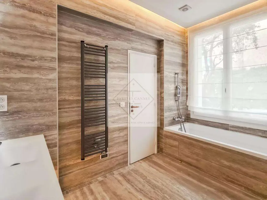 Salles de bain - Maison de Ville Rénovée avec Cour Privative à Cannes