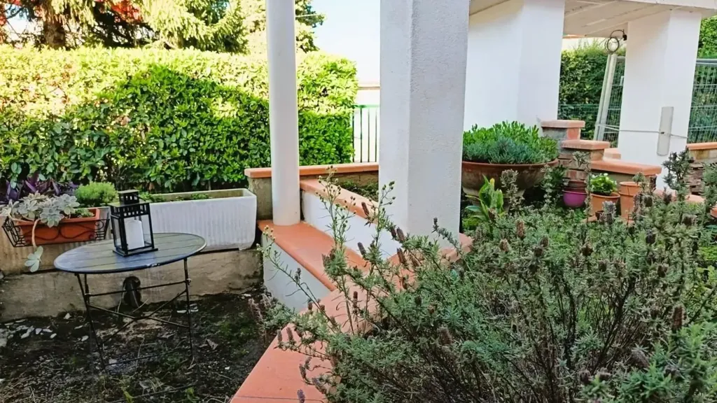 Aed - Rustic-Style Flat with Private Garden in Empoli