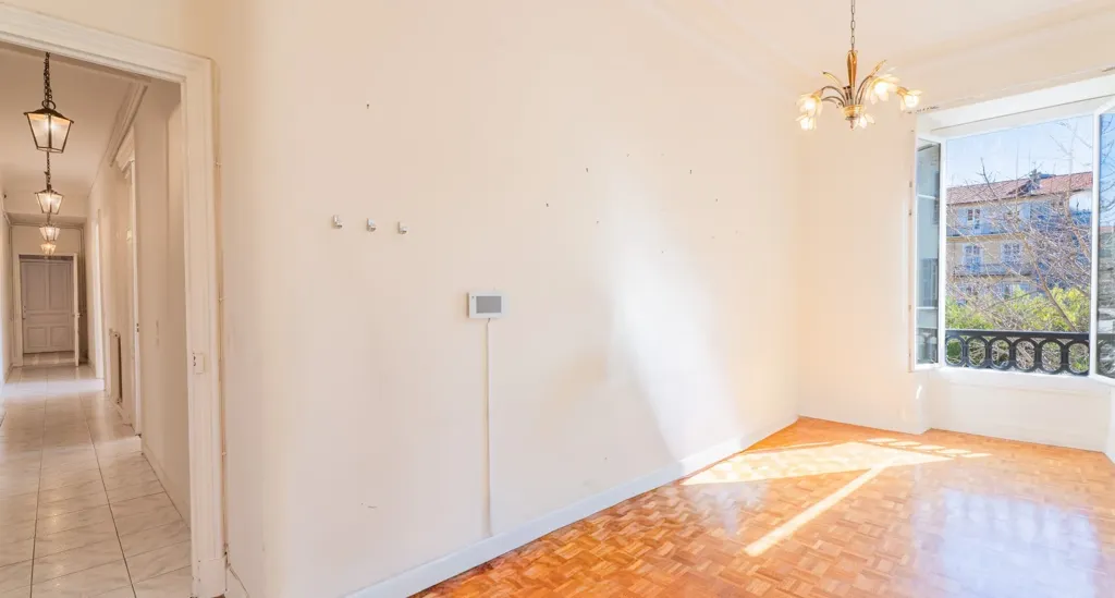 Pièces - Appartement Belle Époque avec Balcons à Nice
