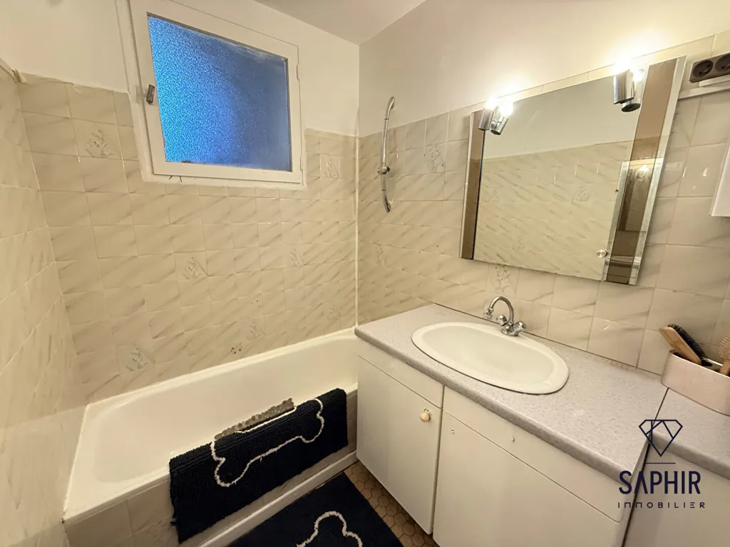 Vannitoad - 3-Bedroom Apartment with Balcony in Colomiers