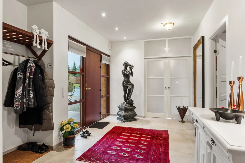hallway_entrance