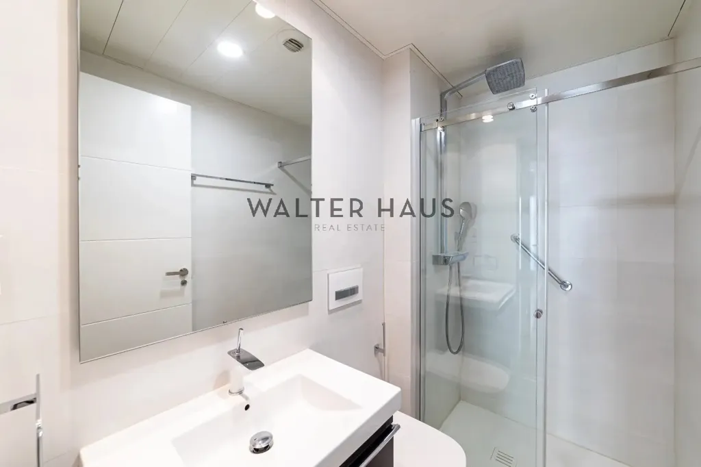 Salles de bain - Modern Apartment with Solar Panels in Chamberí, Madrid
