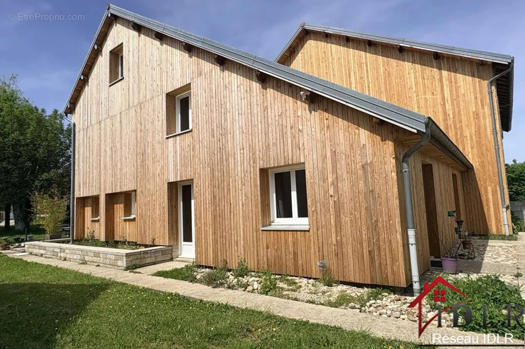 Extérieur - Maison Authentique avec Jardin à Petit-Mercey