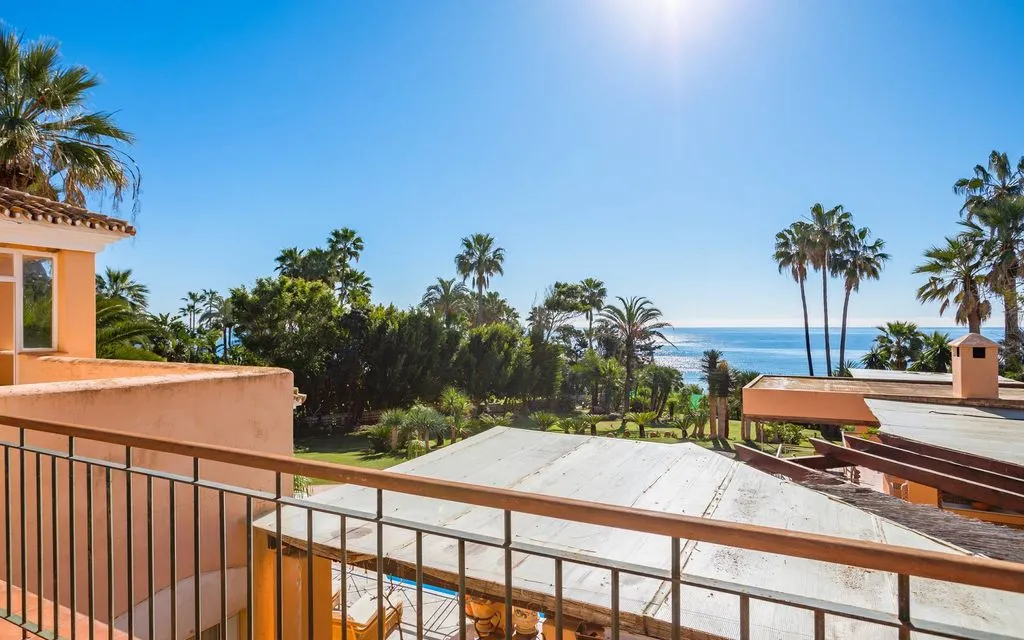 Balcon - Beachfront Villa with Pool in Estepona