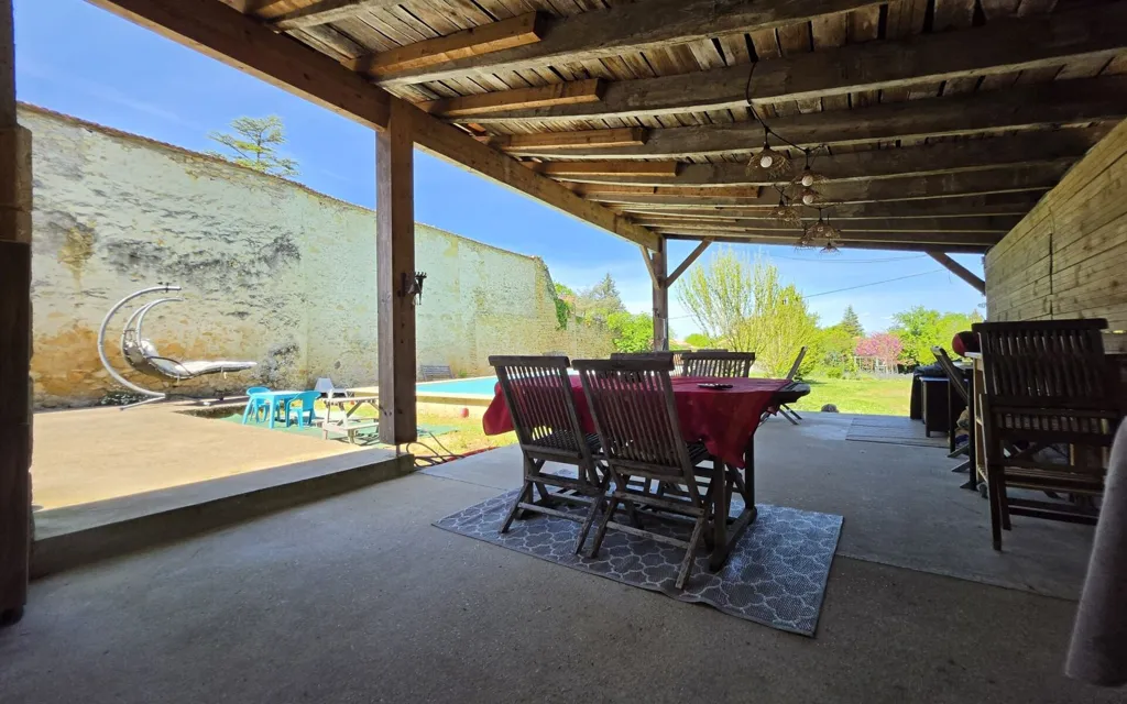 Terrasse - Maison en Pierre Rénovée avec Piscine à Blasimon