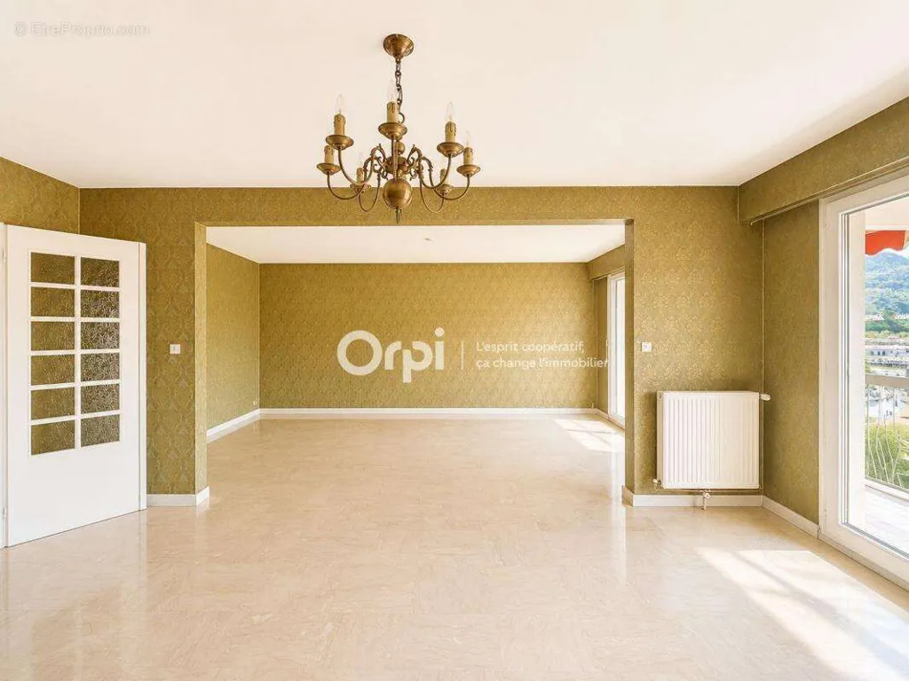 Séjour - Appartement Traversant avec Balcon à Albertville