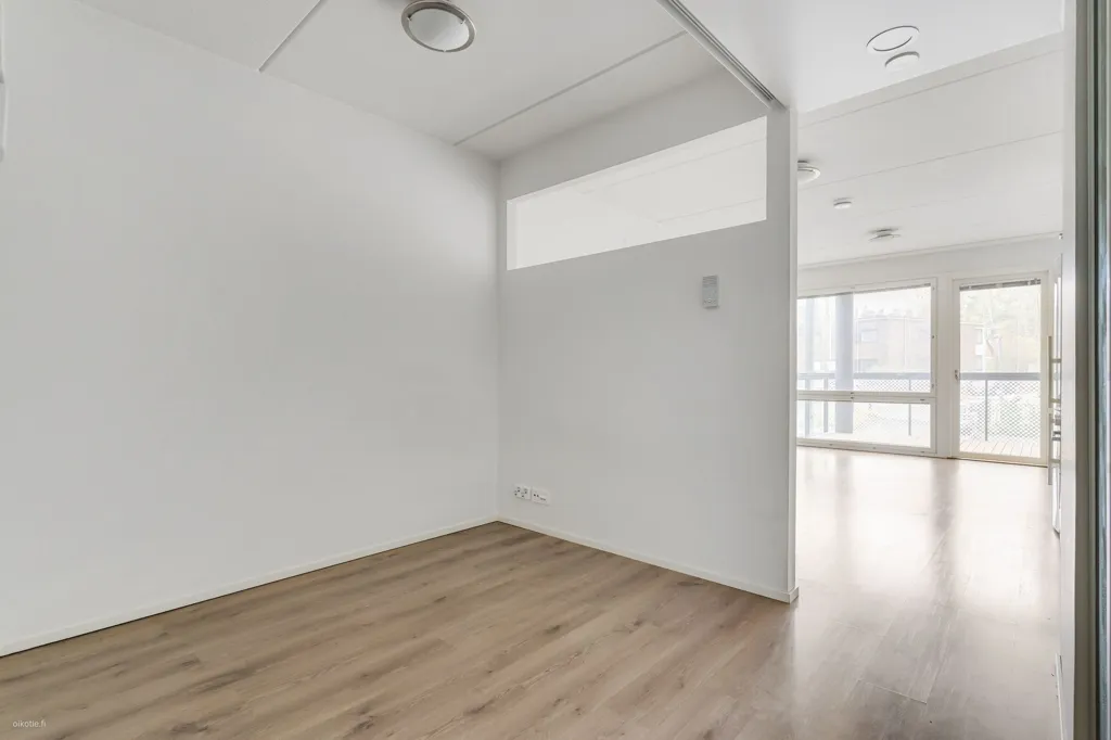 Pièces - Studio Apartment with Glazed Balcony in Haaga