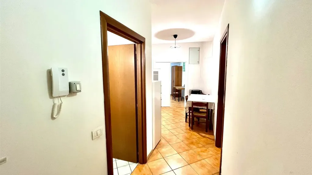 Entrée - Trilocale with Large Windows in Florence