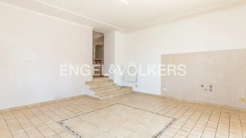 Pièces - Villa with Three Apartments in Guidonia Montecelio