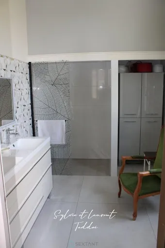 Bathrooms - Luxury Manor with Pool in Bordeaux Region