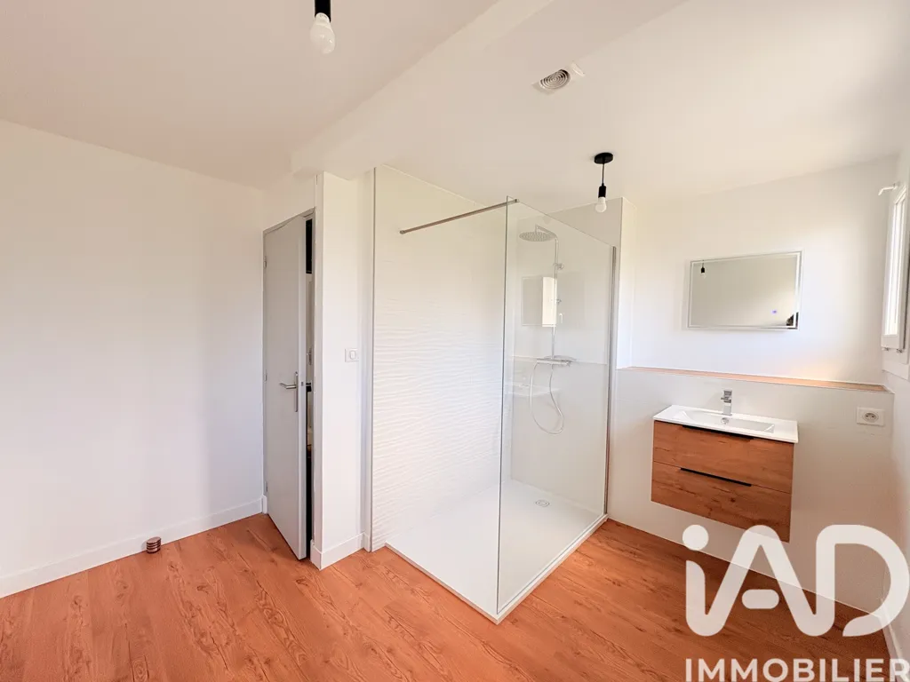 Salles de bain - Maison Individuelle avec Jardin et Terrasse à Cantal