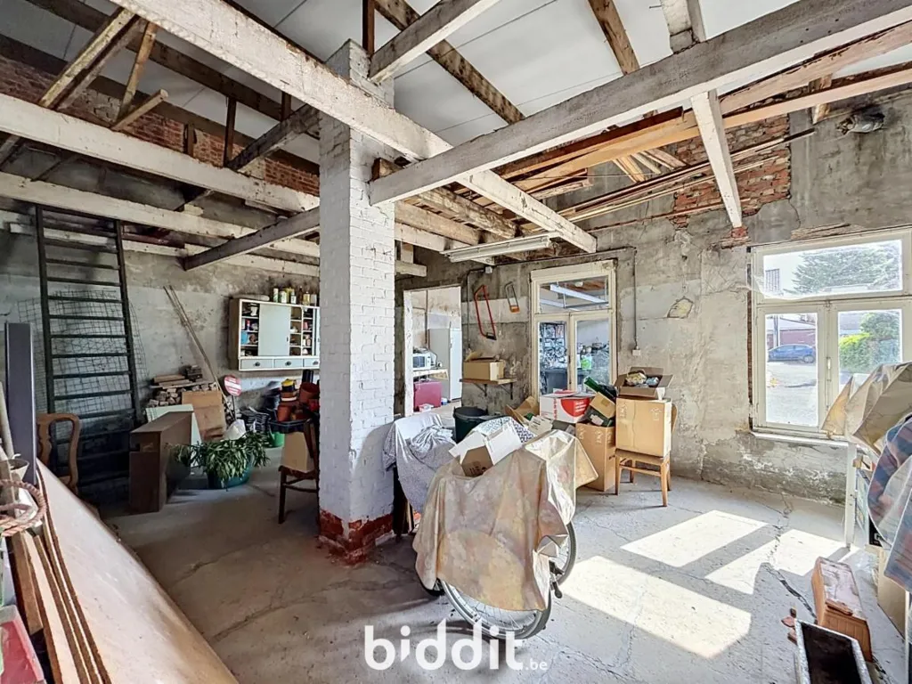 Pièces - Maison avec Garage dans une Construction à 3 Façades