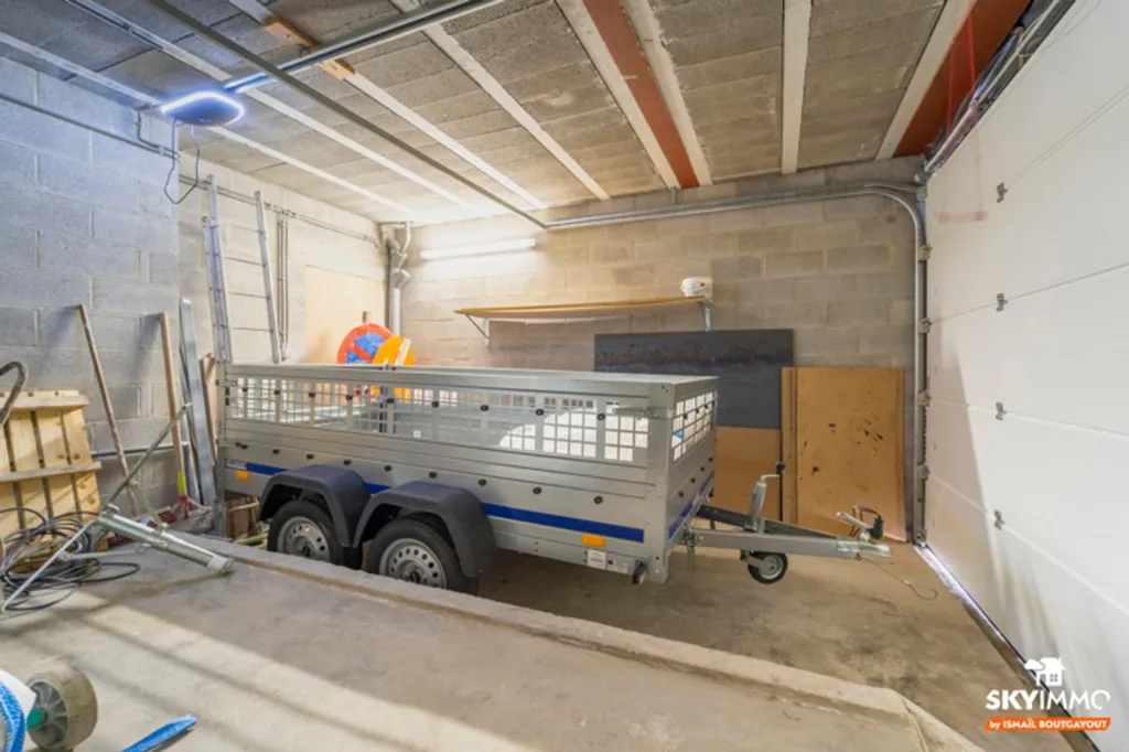 Garage - Maison Neuve avec Balcon et Garage à Serain
