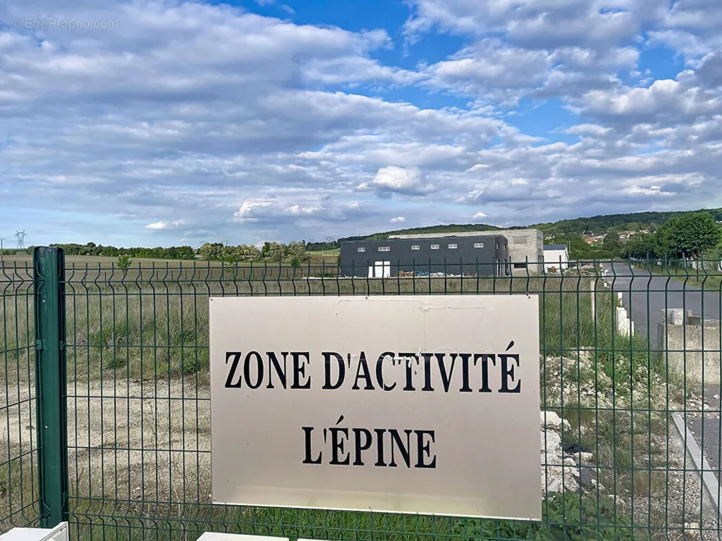 Garden - Commercial Plot with Easy Access in Villiers Saint Frédéric