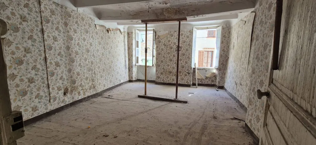 Rooms - Village House for Renovation in Cabasse