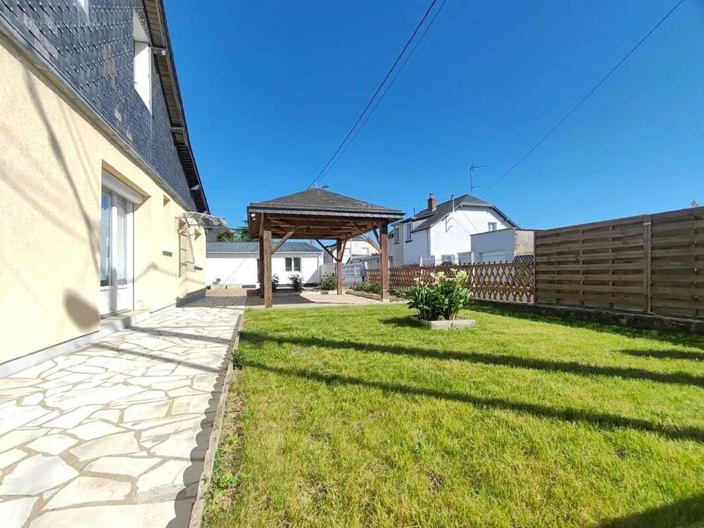Aed - House with Independent Flat near Les Ponts-De-Cé