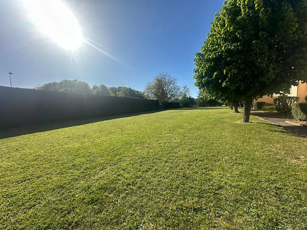Aed - Fourth Floor Flat with Balcony in Limay