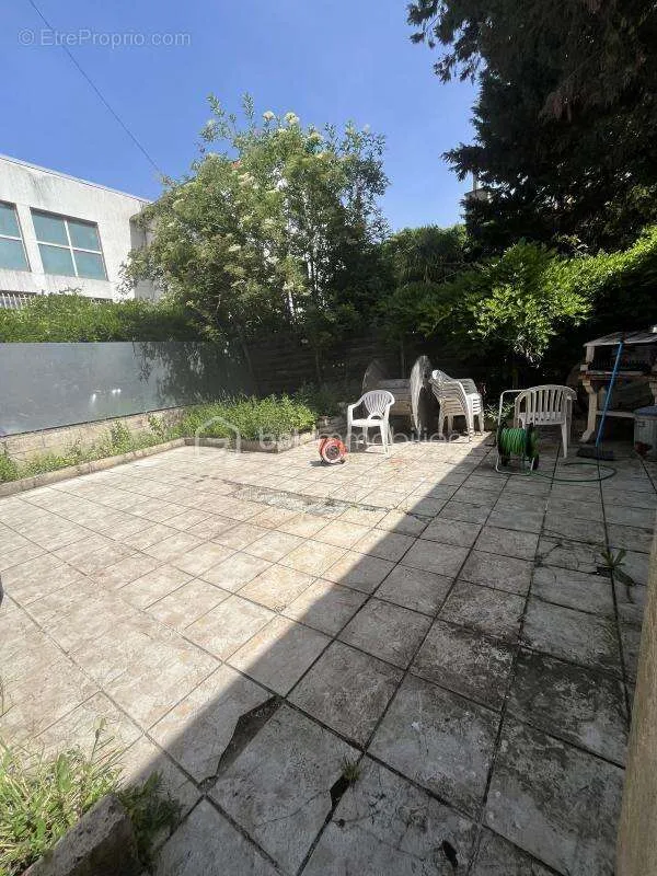 Jardin - Maison de Caractère avec Dépendance à Nanterre
