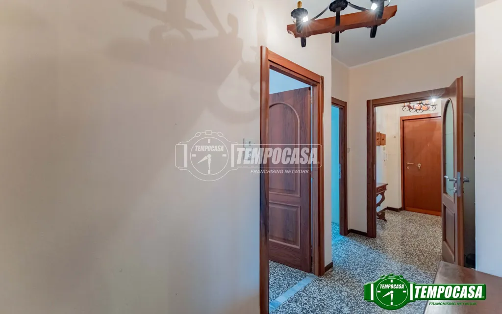 Entrée - 1960s Apartment with Double Exposure in Milan
