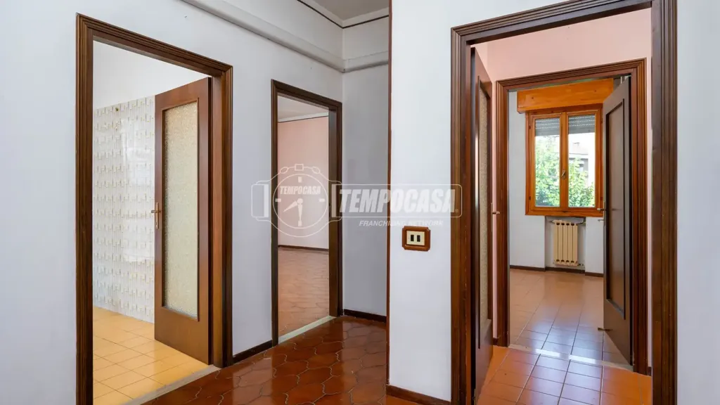 Esik - Apartment with Balcony in Sassuolo
