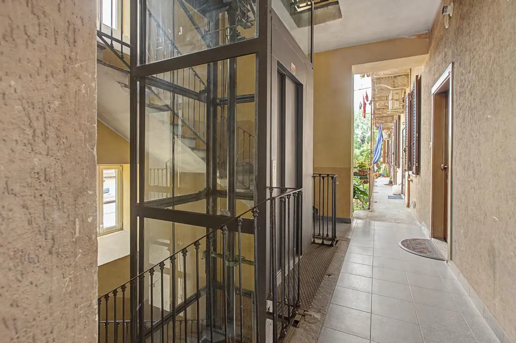 Esik - Twin-Storey Apartment with Ascender in Milan