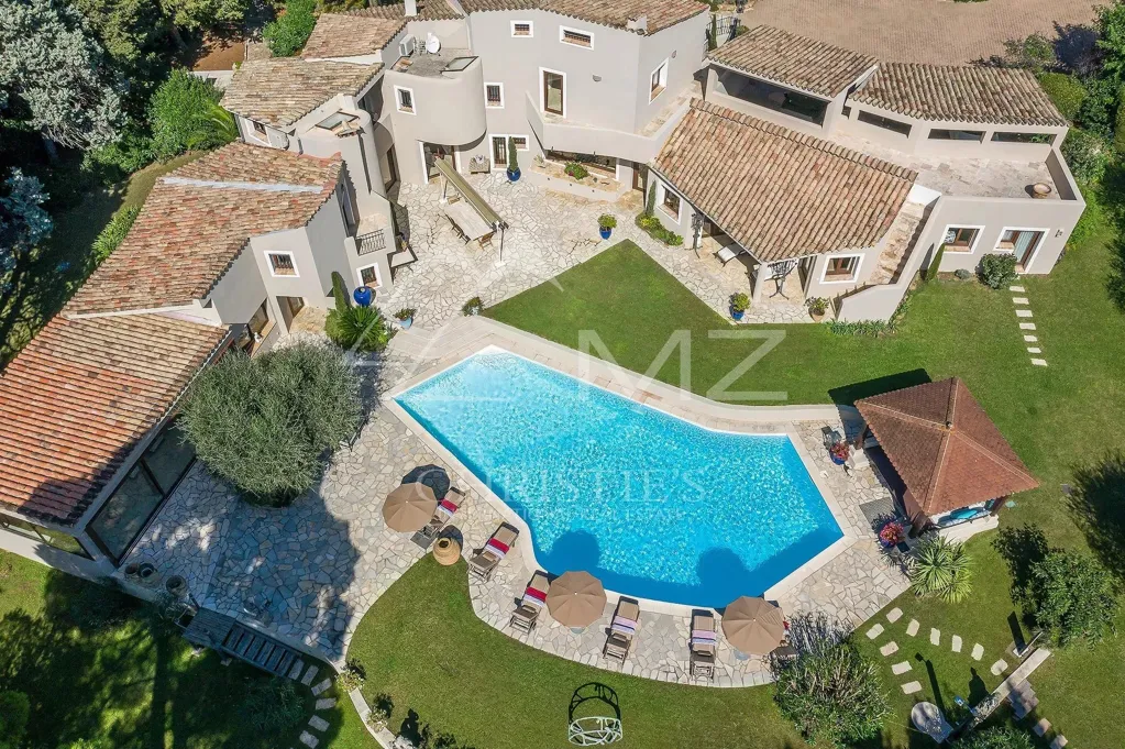 Vue aérienne - Villa Familiale avec Piscine à Mougins