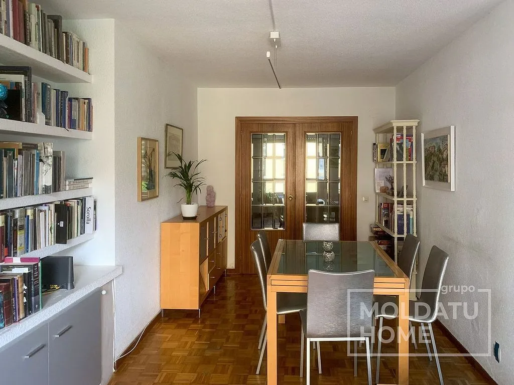 Salle à manger - Student-Friendly Flat with Central Heating in Iturrama