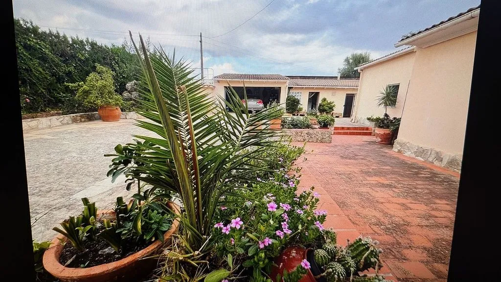 Aed - Rustic House with Pool in Reis Catòlics