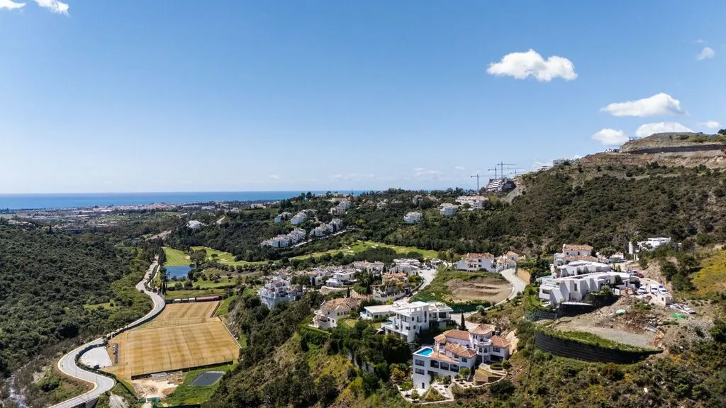 Õhuvaade - Sea-View Plot in Lomas de La Quinta, Benahavís