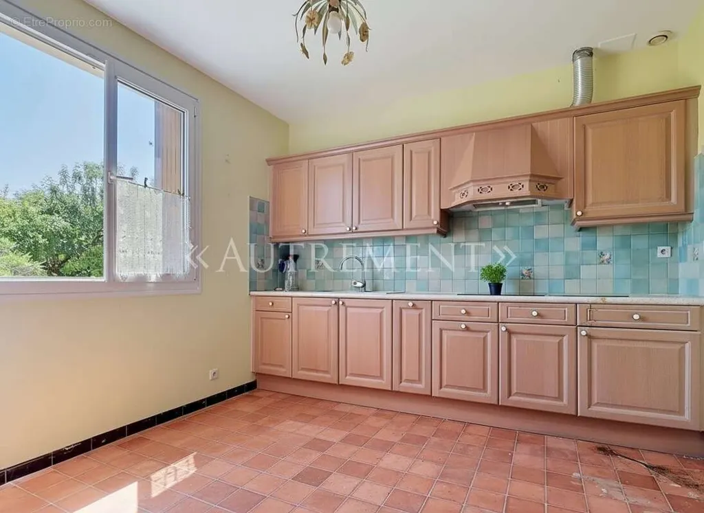 Cuisine - Villa au Calme avec Garage à Saint-Sulpice