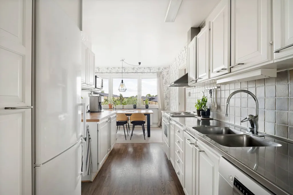 Cuisine - 3-Bedroom Apartment with Balcony in Uppsala