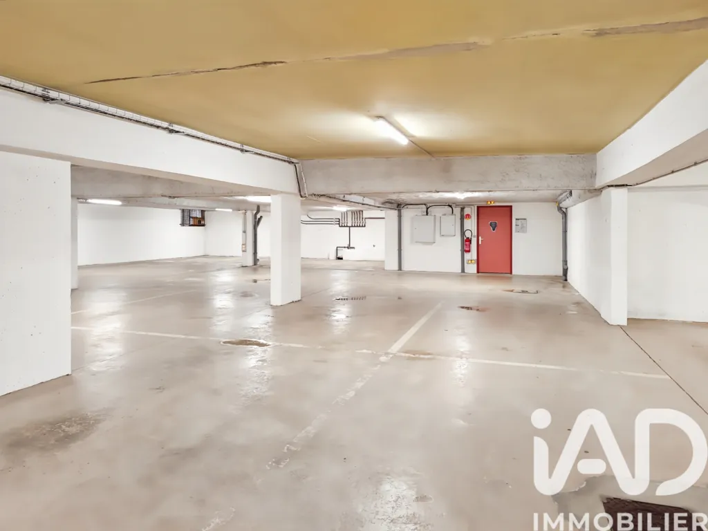 Garaaž - Parking with 16 Spaces in Pontoise
