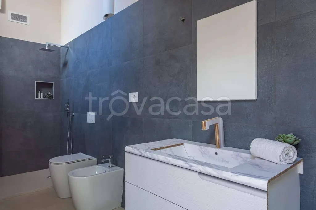 Salles de bain - Mansard Apartment with Lift in Busca