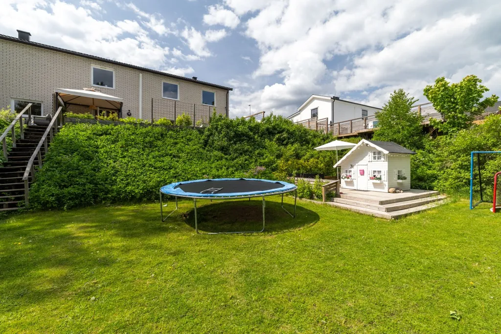 Garden - Family-Friendly Semi-Detached House in Taberg