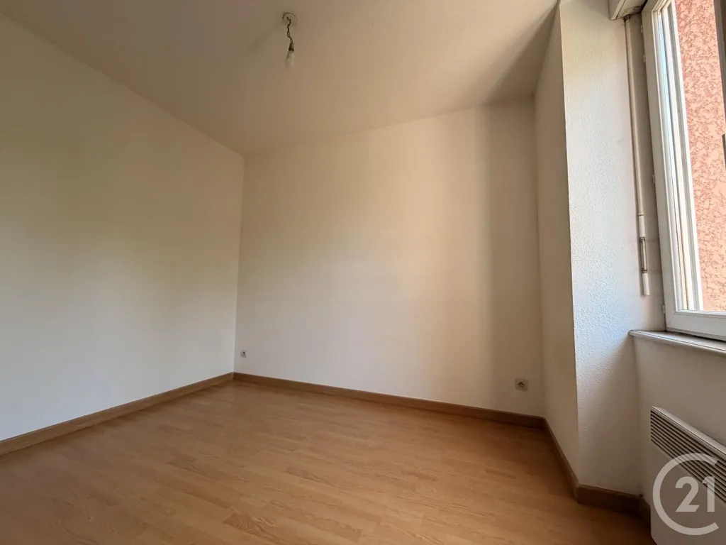 Toad - 2-Bedroom Flat in Corbelin Centre