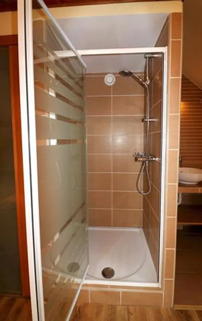 Salles de bain - Maison Rénovée avec Jardin et Terrasse à Auderghem