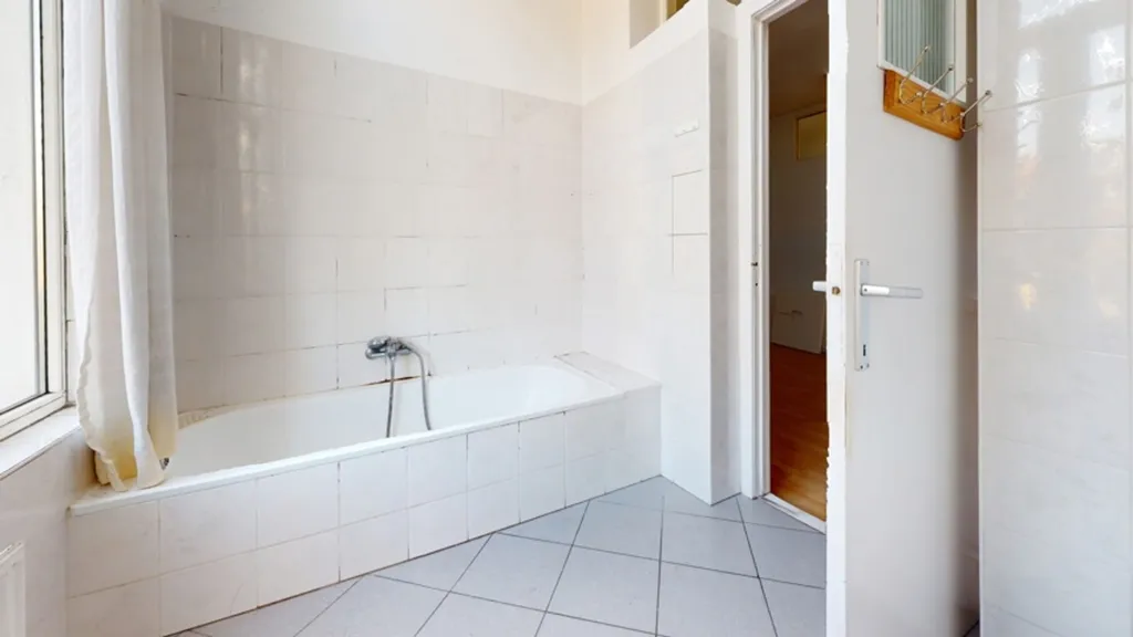 Vannitoad - Mixed-Use Building with Storage in Schaerbeek