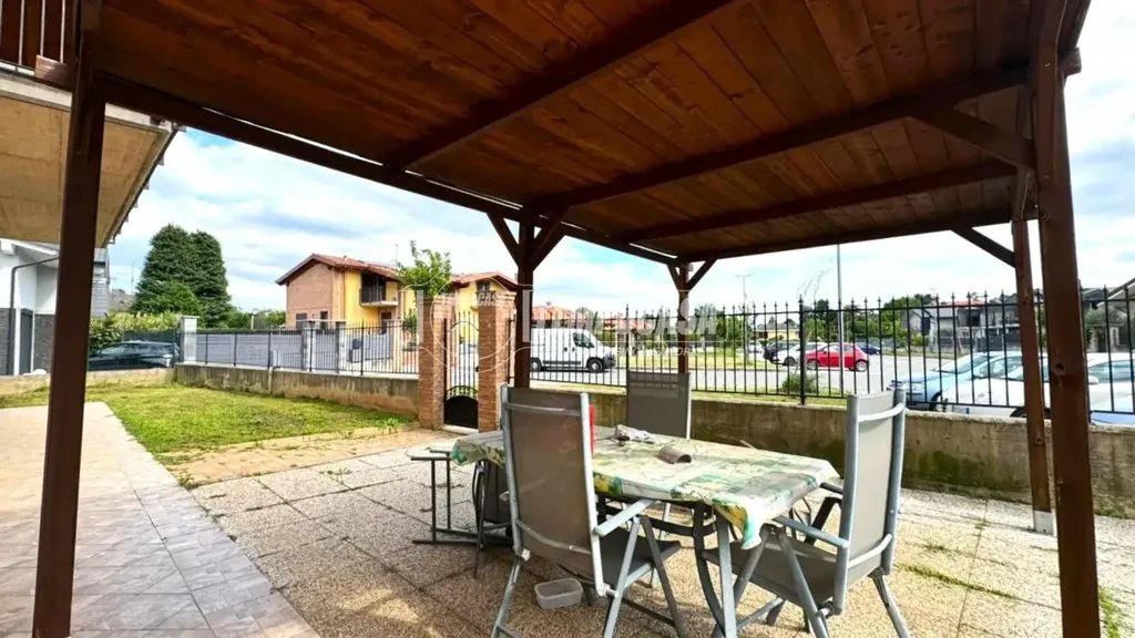 Terrass - Modern Villa with Garden in Druento