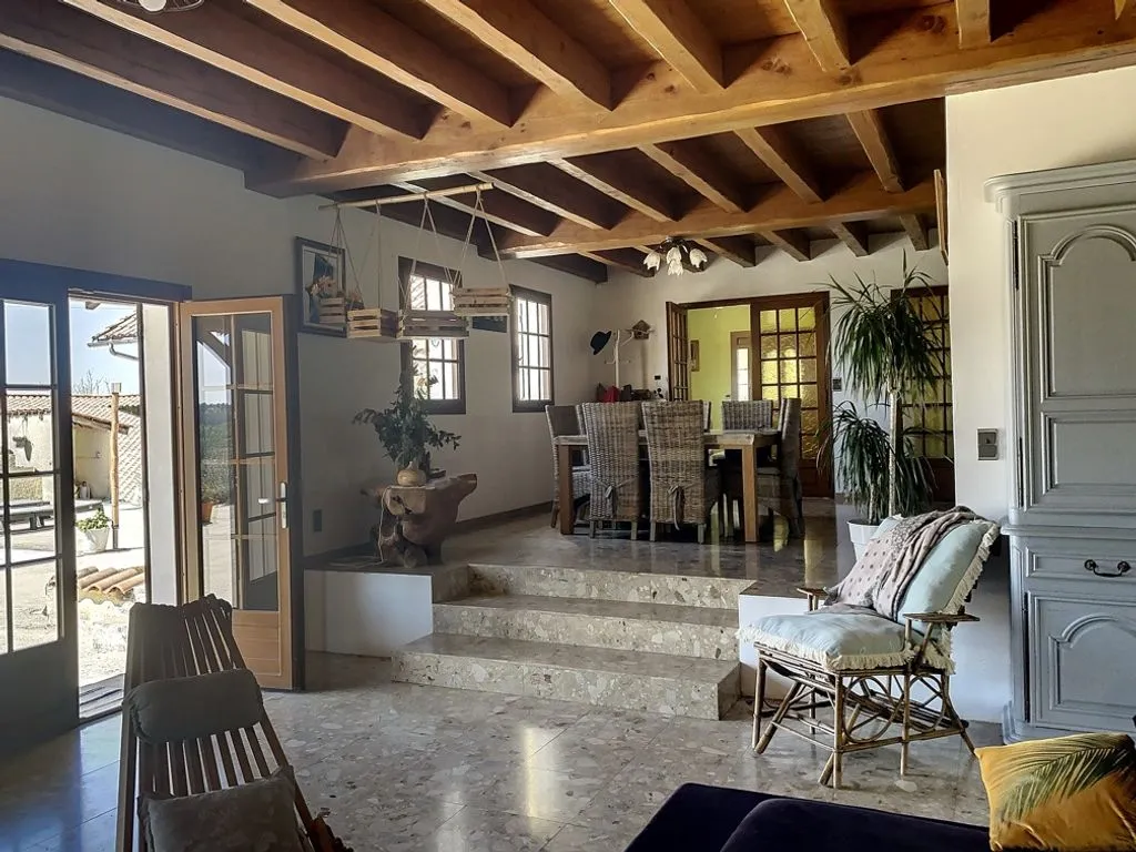 Elutuba - Luxury House with Pool in Grun-Bordas