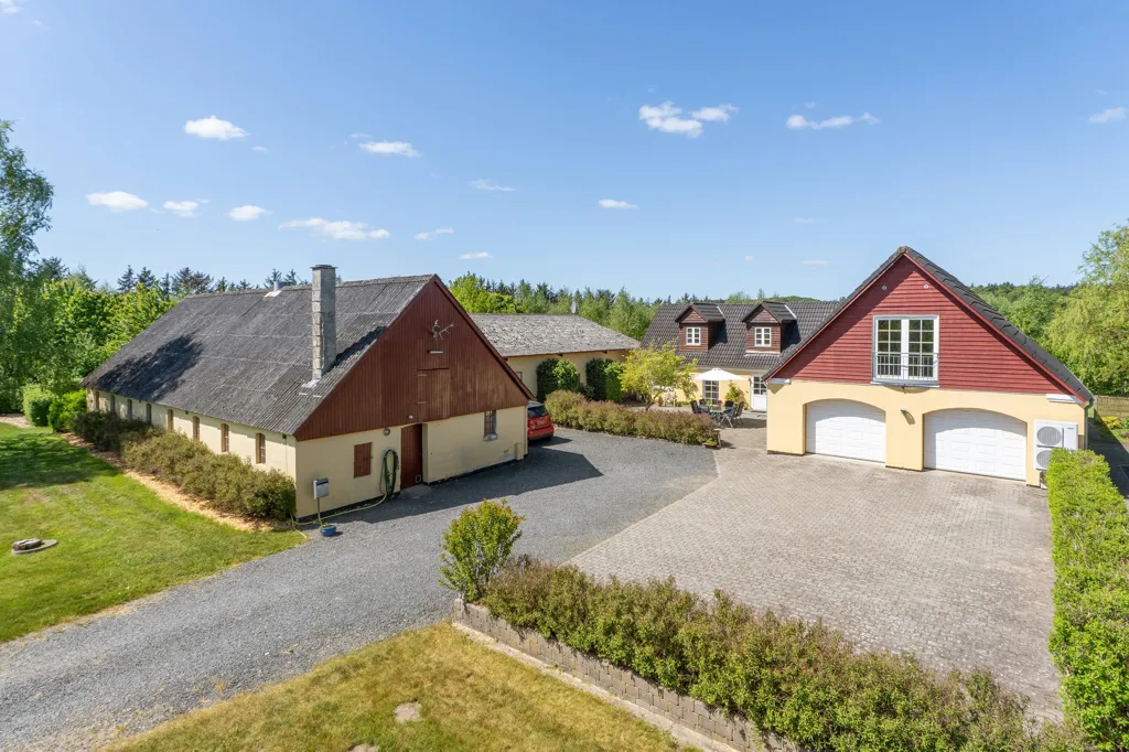 Vista aérea - House with Business Potential and Large Garden by Alling Å