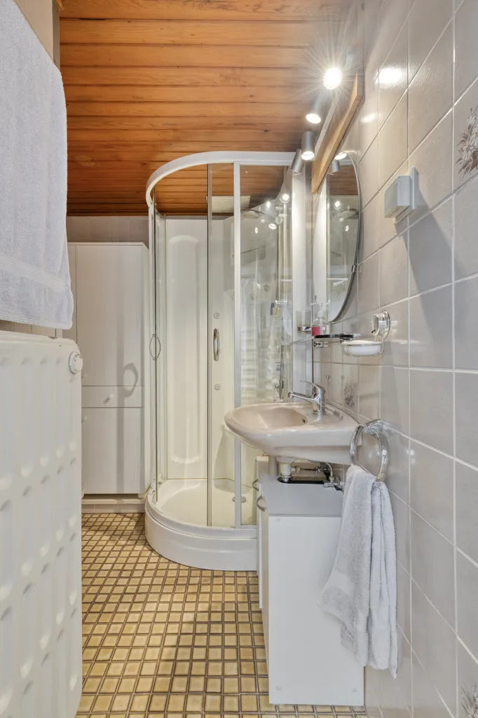 Vannitoad - House with Development Potential in Brasschaat