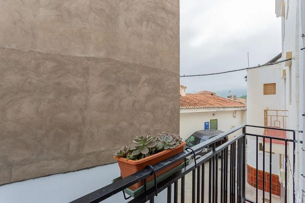 Balcon - Three-Bedroom House with Terrace in Ítrabo