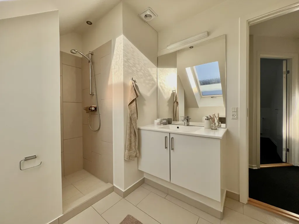 Salles de bain - Four-Bedroom Terraced House in Tilst