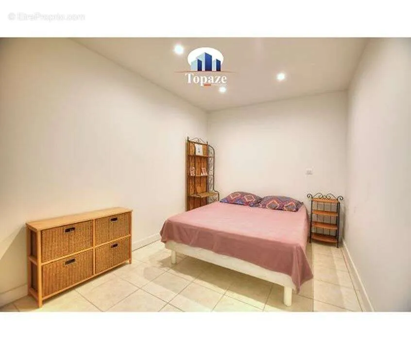 Chambres - Local commercial rénové avec garage à Draguignan