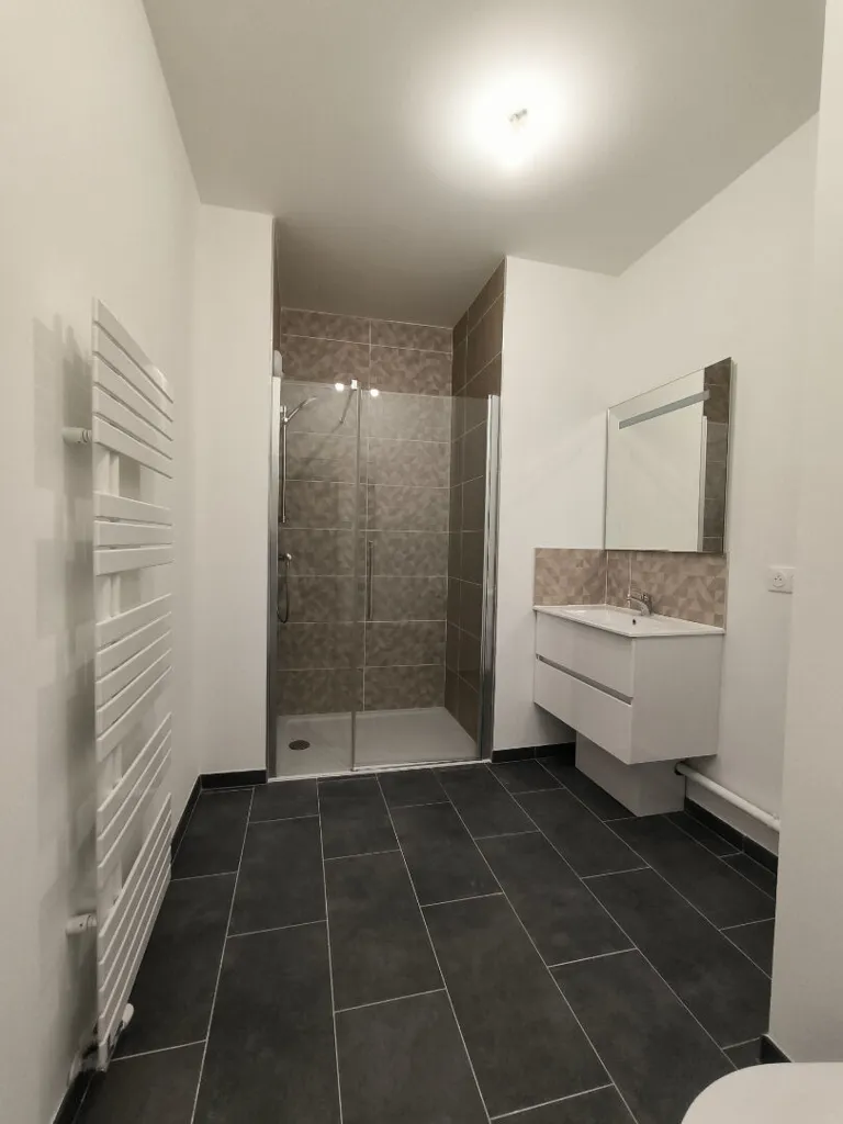 Bathrooms - New 2-Bed Flat with Canal View in La Rochelle