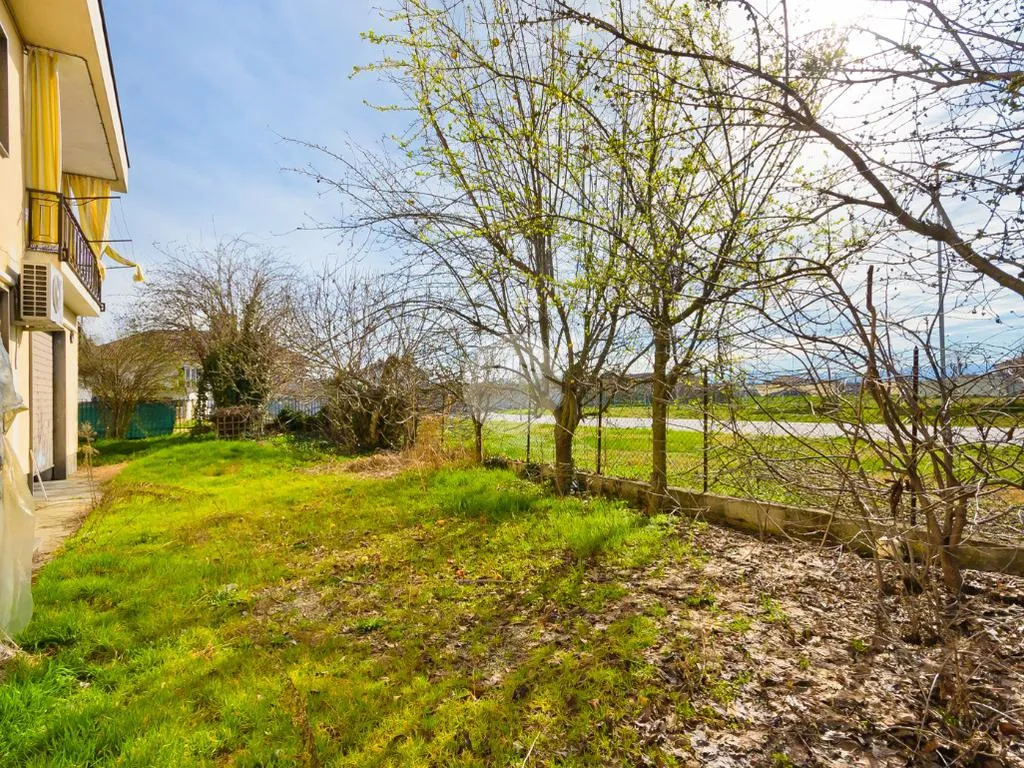 Jardin - Independent House with Garden in Genola Centre