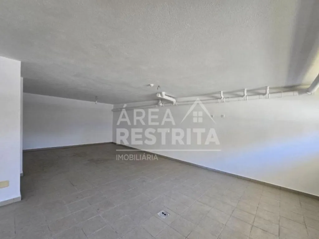 Garage - Luxury Detached House with Garden in Almada