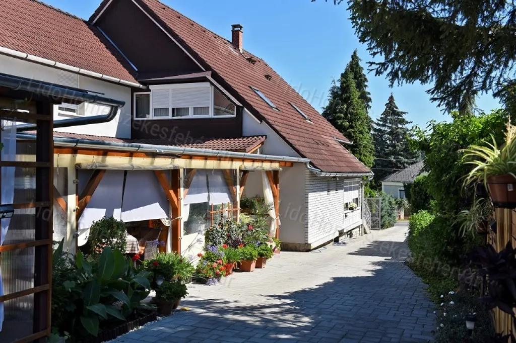Aed - Operational 13-Room Guesthouse in Herend