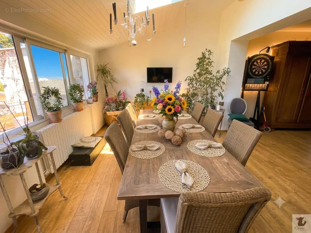 Sala da pranzo - Loft with Commercial Space in Bergerac Centre